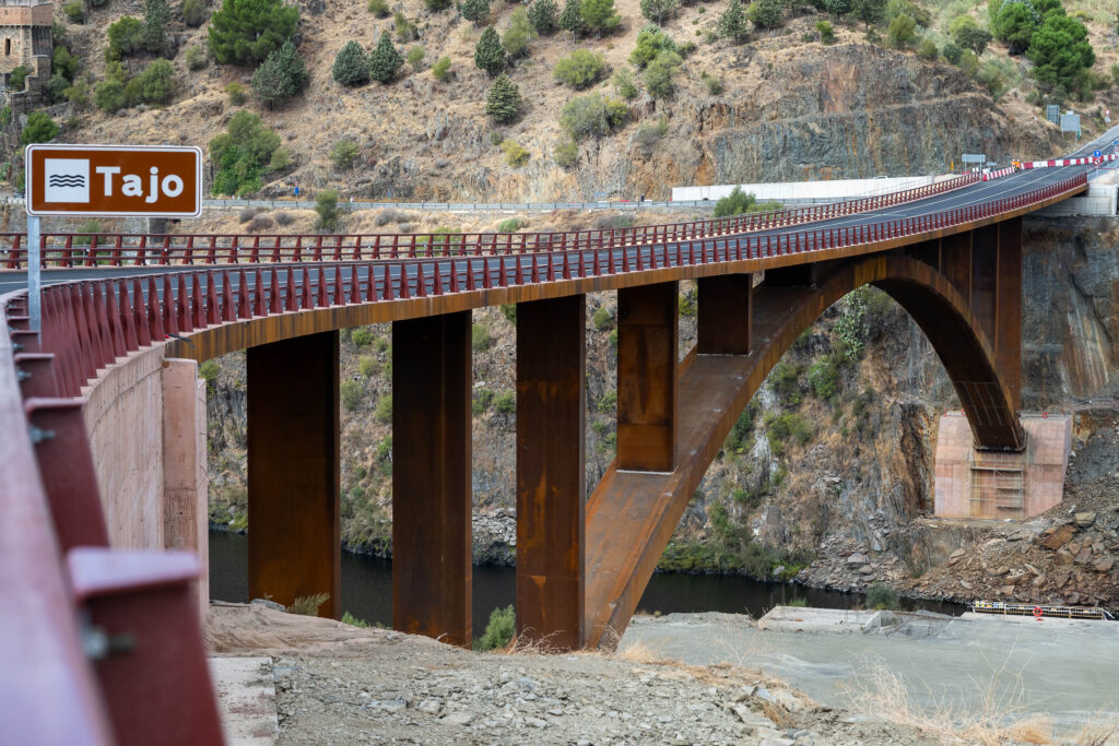 Inaugurado el viaducto que blinda el bimilenario Puente de Alcántara puente moderno alccantara
