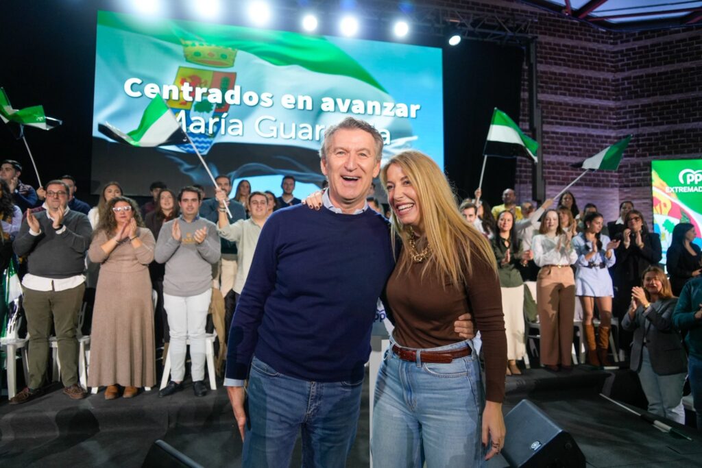 Feijóo promete en Lobón que Almaraz no se va a cerrar y acusa a Sánchez de traicionar a Extremadura feijoo y maria 2