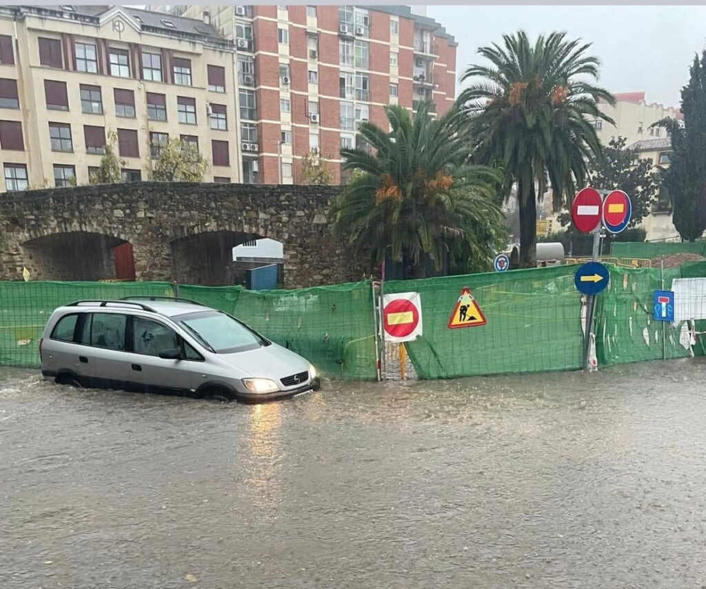 Una tromba de agua de 18 litros por metro cuadrado en media hora colapsa calles, locales y vehículos en Cáceres tromba 1