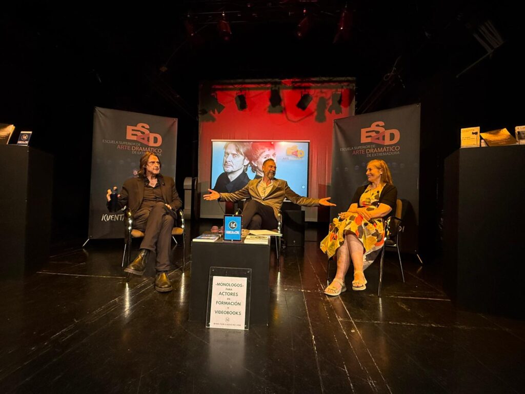 Assumpta Serna y Scott Cleverdon irrumpen en la ESAD de Extremadura: “El arte se aprende haciendo” visita assumpta serna scott cleverdon