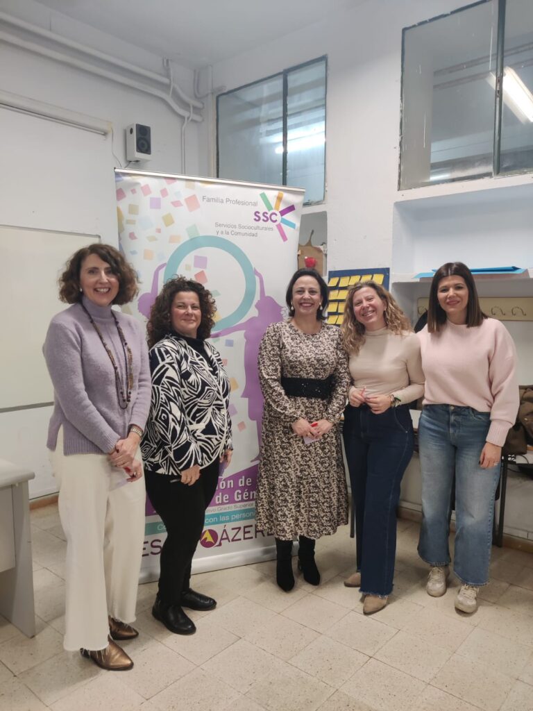 El IES Al-Qázeres estalla en imágenes con la exposición que sacude conciencias en Cáceres ampa 1