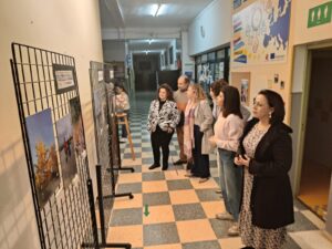 El IES Al-Qázeres estalla en imágenes con la exposición que sacude conciencias en Cáceres ampa 2