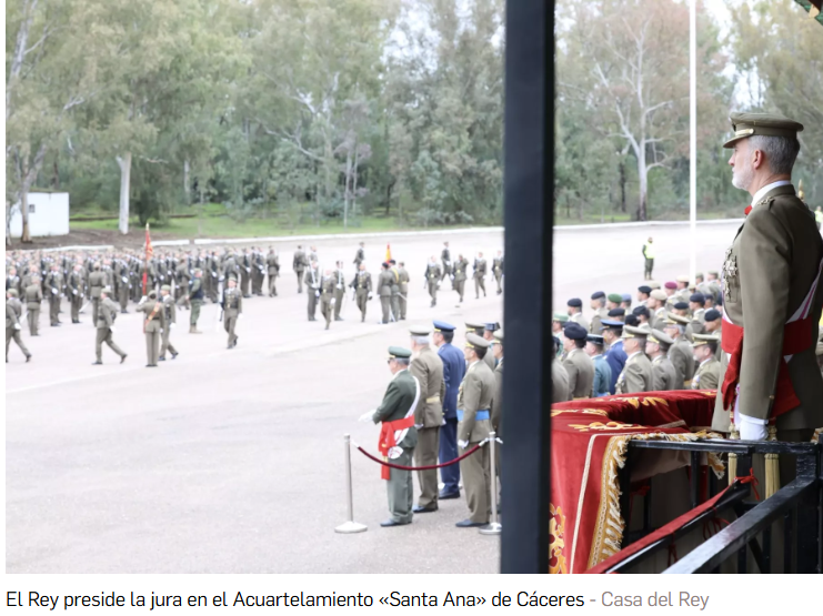 Felipe VI revive en Cáceres una jura de bandera histórica con 10.000 personas vibrando en el Cefot jura bandera cc 2