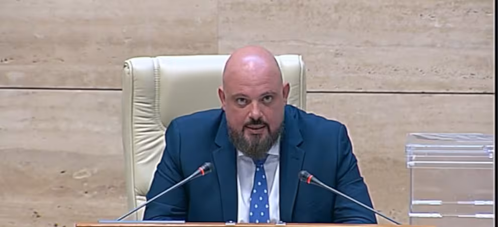 La Asamblea arranca en tensión, PP se queda la Presidencia, Vox aprieta y Extremadura sigue sin acuerdo naharro pdte asamblea