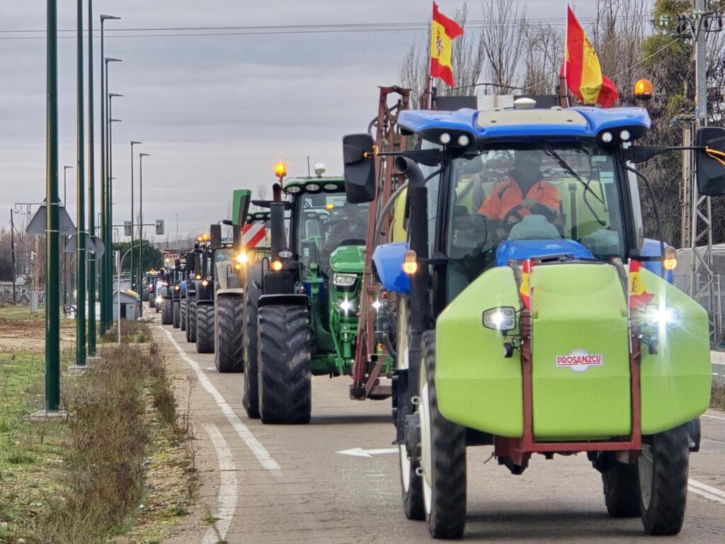 El campo corta carreteras y señala a Bruselas tractorada
