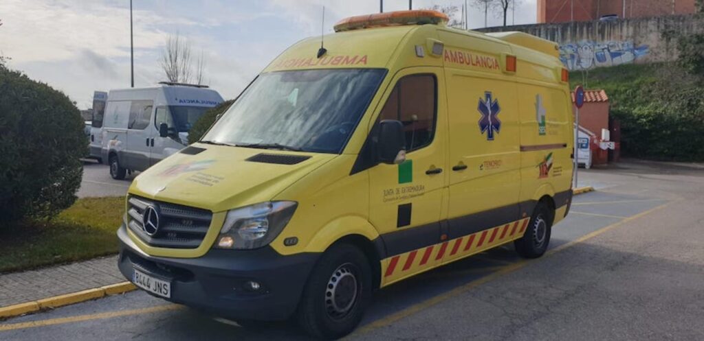 Un trabajador, con el 90% del cuerpo quemado, en estado crítico por una explosión en Don Benito ambulancia