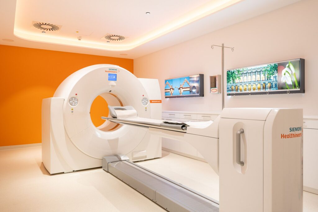 El Hospital de Cáceres tiene nuevo PET-TAC, cirugía vascular reabierta y sala de ictus angiografo