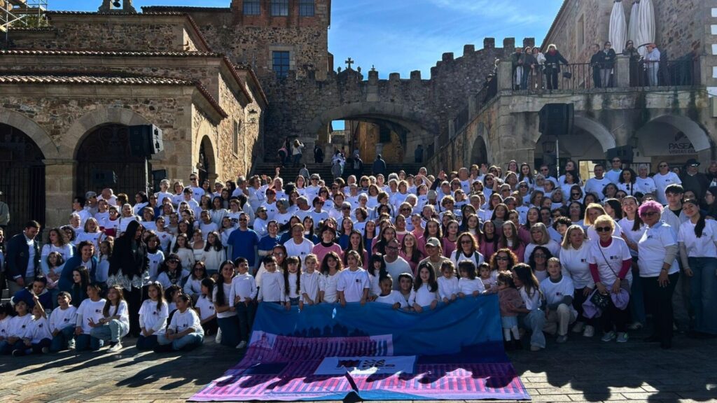 Cáceres estalla en aplausos: 240 voces, un solo mensaje… ¡ Queremos 2031 ! cc 2031 flasmood plaza mayor cc