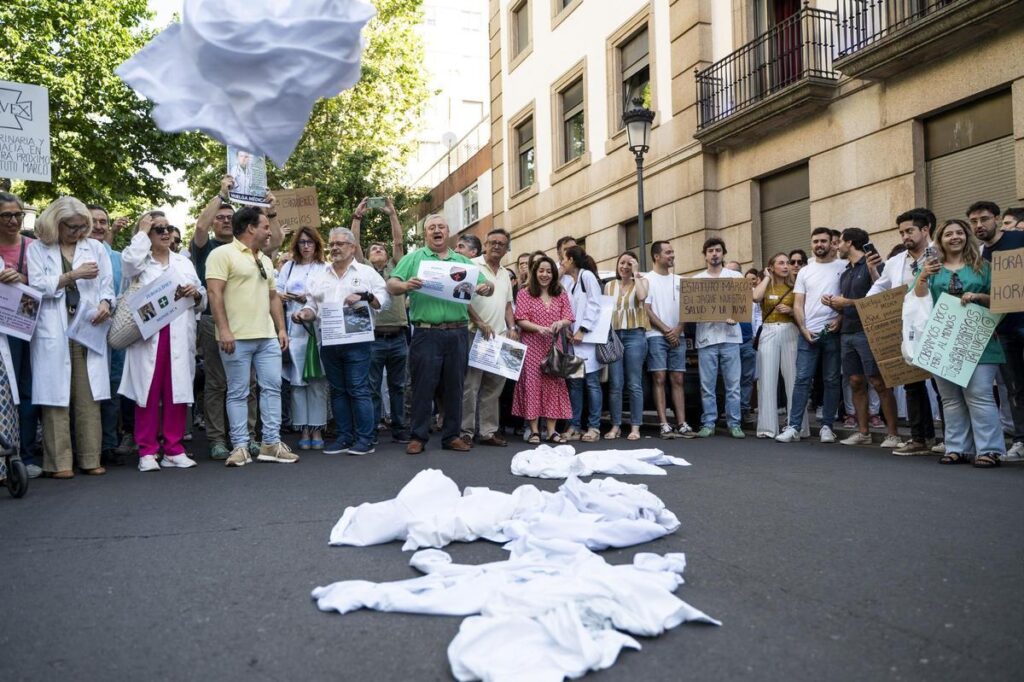 Los médicos extremeños se plantan: huelga, tensión política y un sistema que “vive de su desgaste” huelga medicos 3