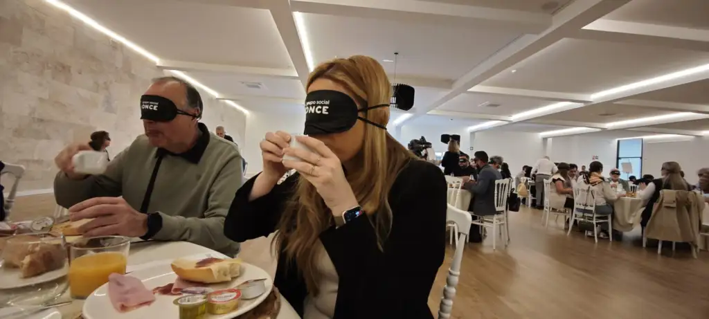 Desayunar sin ver para entender: la ONCE reta a las instituciones a ciegas 3