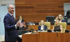 PSOE, VOX y Unidas por Extremadura chocan sin frenos en la investidura más tensa de Extremadura sanchez julia