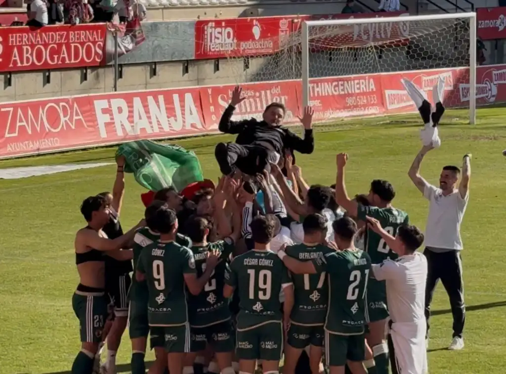 Del infierno al éxtasis: El Cacereño gana en Zamora (1-2) y seguirá en Primera Federación WhatsApp Image 2026 05 18 at 18.03.27