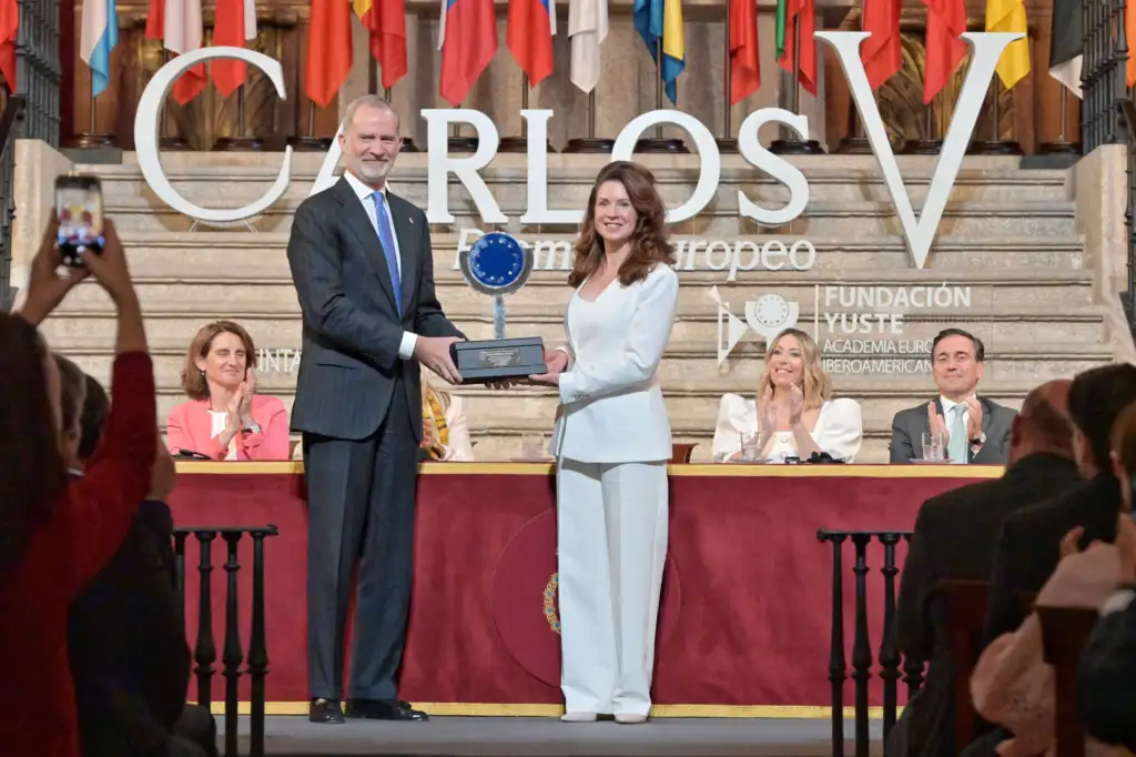 Felipe VI, Kata Tüttő y María Guardiola reivindican en Yuste la fuerza de las regiones frente a la fragmentación rey kata tutto