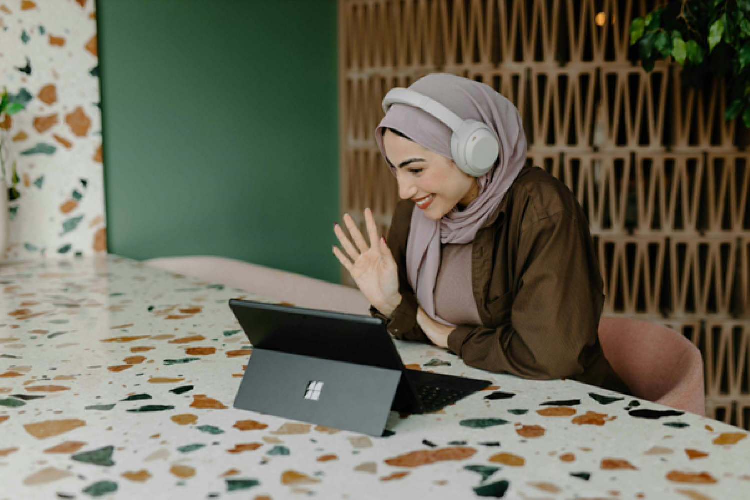 https://unsplash.com/es/fotos/una-persona-sentada-en-una-mesa-con-una-computadora-portatil-6G6akT8biLg