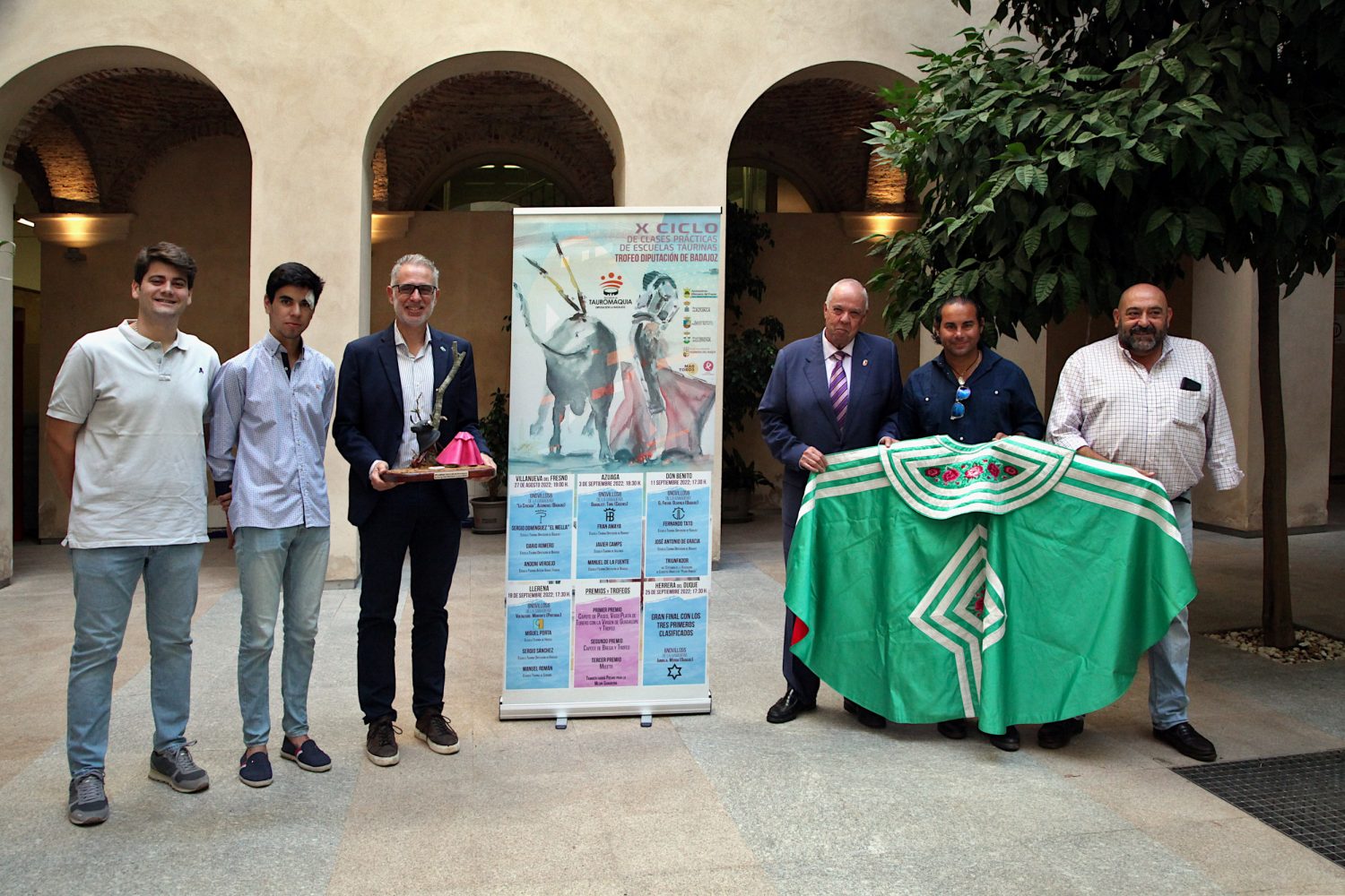 El alcalde de esta localidad, Saturnino Alcázar, mostró su satisfacción por acoger la final de este importante certamen que coincide con el 75 aniversario de la construcción de la plaza.

El vicepresidente tercero de la Diputación y diputado de Tauromaquia, Ramón Ropero, presentó el cartel que está ilustrado por ‘Derechazo’, una acuarela de Pedro Castaño que expuso recientemente en la Sala Vaquero Poblador de la Diputación
A la presentación asistió también el alumno de la Escuela de Tauromaquia Sergio Sánchez, quien agradeció la oportunidad de participar en el certamen “y quiero llevarme el capote de paseo”.

Uno de sus profesores, Luis Reinoso ‘El Cartujano’, destacó que el certamen es cada año más relevante y el nivel de las escuelas invitadas es muy alto. También resaltó las ganaderías “con las que los chavales van a poder expresarse”.
Diputacion de Badajoz
fotografo : Santiago Rodriguez Casado