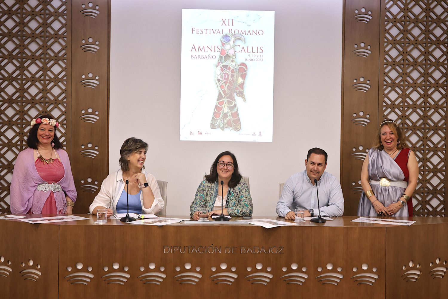 Presentación del cartel y programación del XI Festival Romano ‘Amnis Callis’ de Barbaño.

Intervienen M.ª Dolores Méndez Durán, diputada provincial; Sergio Tena Sáez, alcalde de Barbaño; y M.ª del Mar Lozano Martín, directora teatral. Asistirán también varios figurantes ataviados de romanos. 
 Fotografo. Santiago Rodriguez Casado
Gabinete de prensa de Diputación de Badajoz