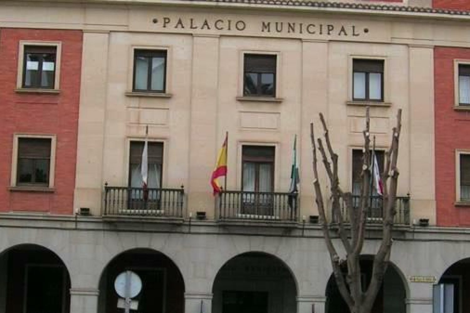 fachada ayuntamiento D. Benito.