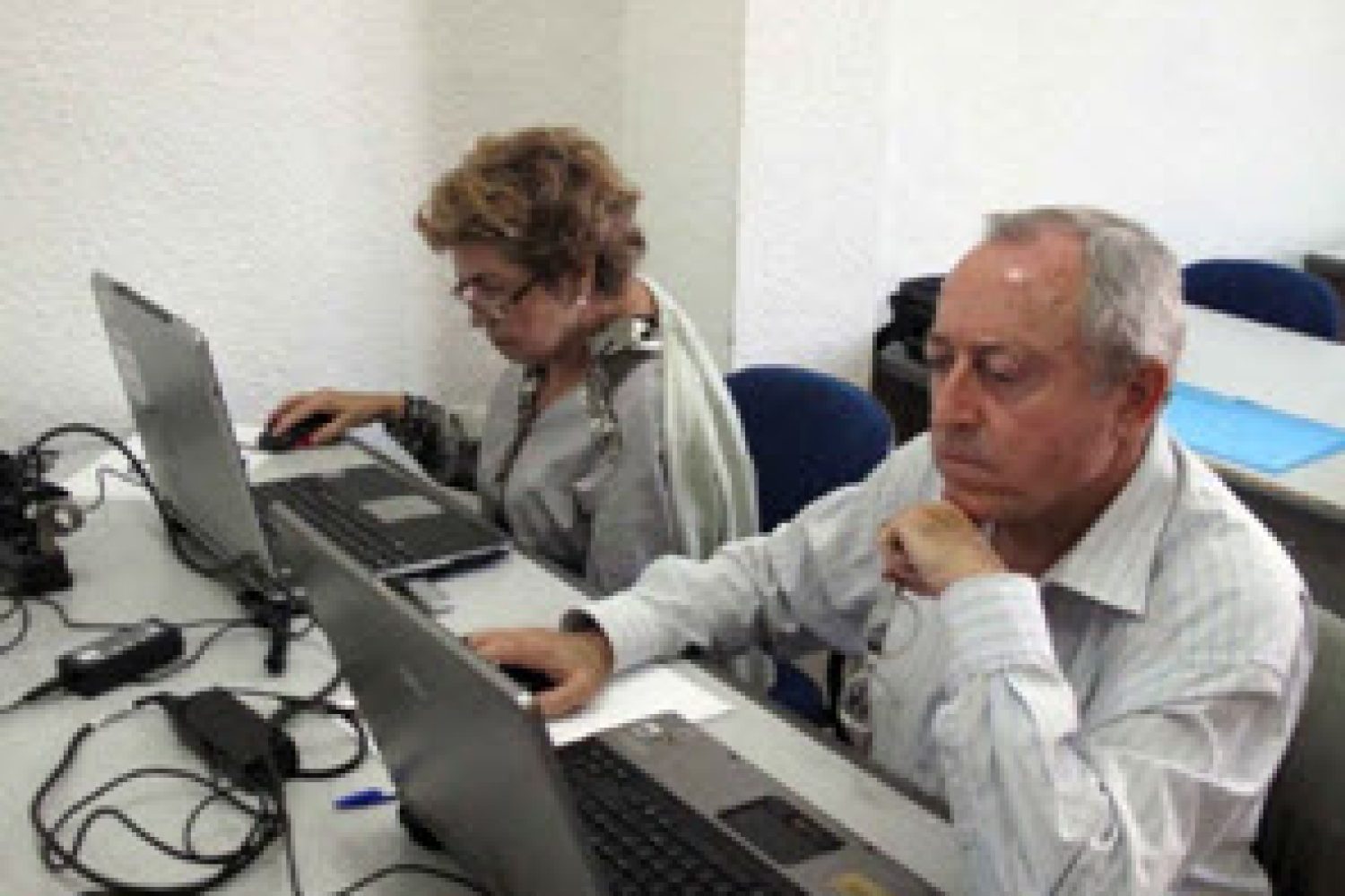 Adultos-estudiando-informática2