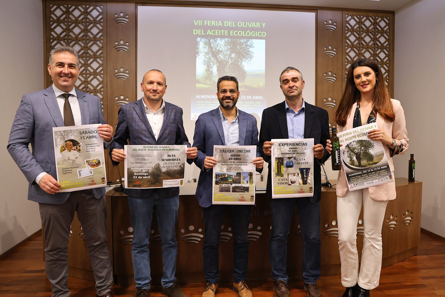 El diputado delegado del Área de Transformación Digital y Turismo de la Diputación Provincial de Badajoz, Manuel José González,  presenta en rueda de prensa,  la VII Feria del Olivar y del Aceite Ecológico de Almendral. 
  Fotografo. Santiago Rodriguez Casado
Gabinete de prensa de Diputación de Badajoz