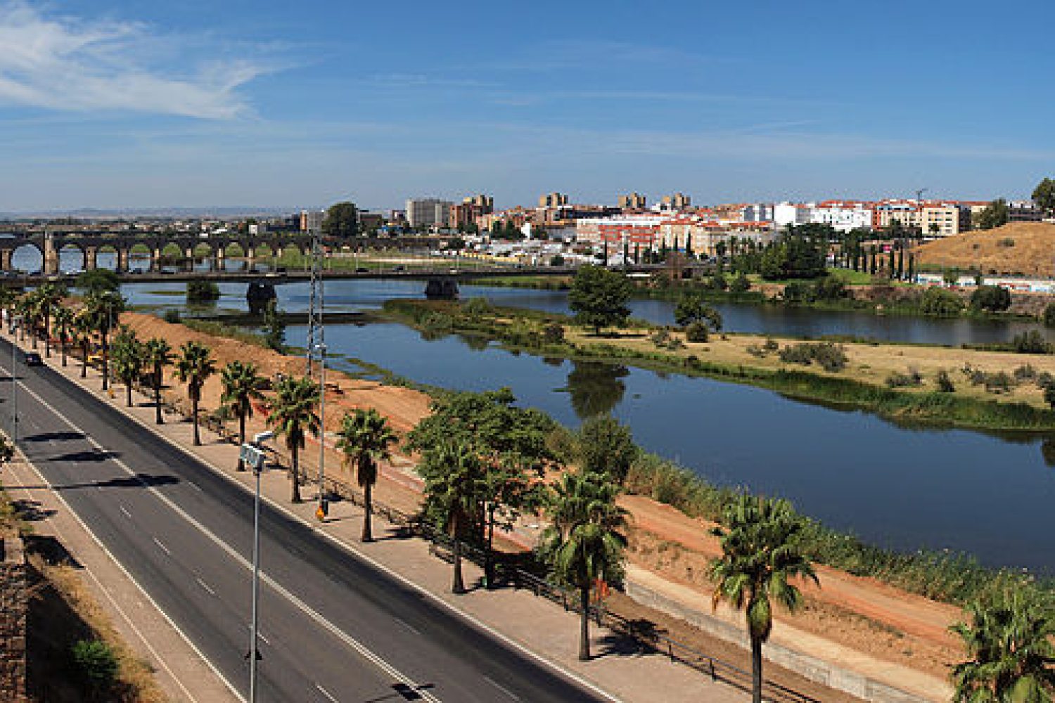 Badajoz,_Guadiana_River_from_the_Alcazaba_85p-2h