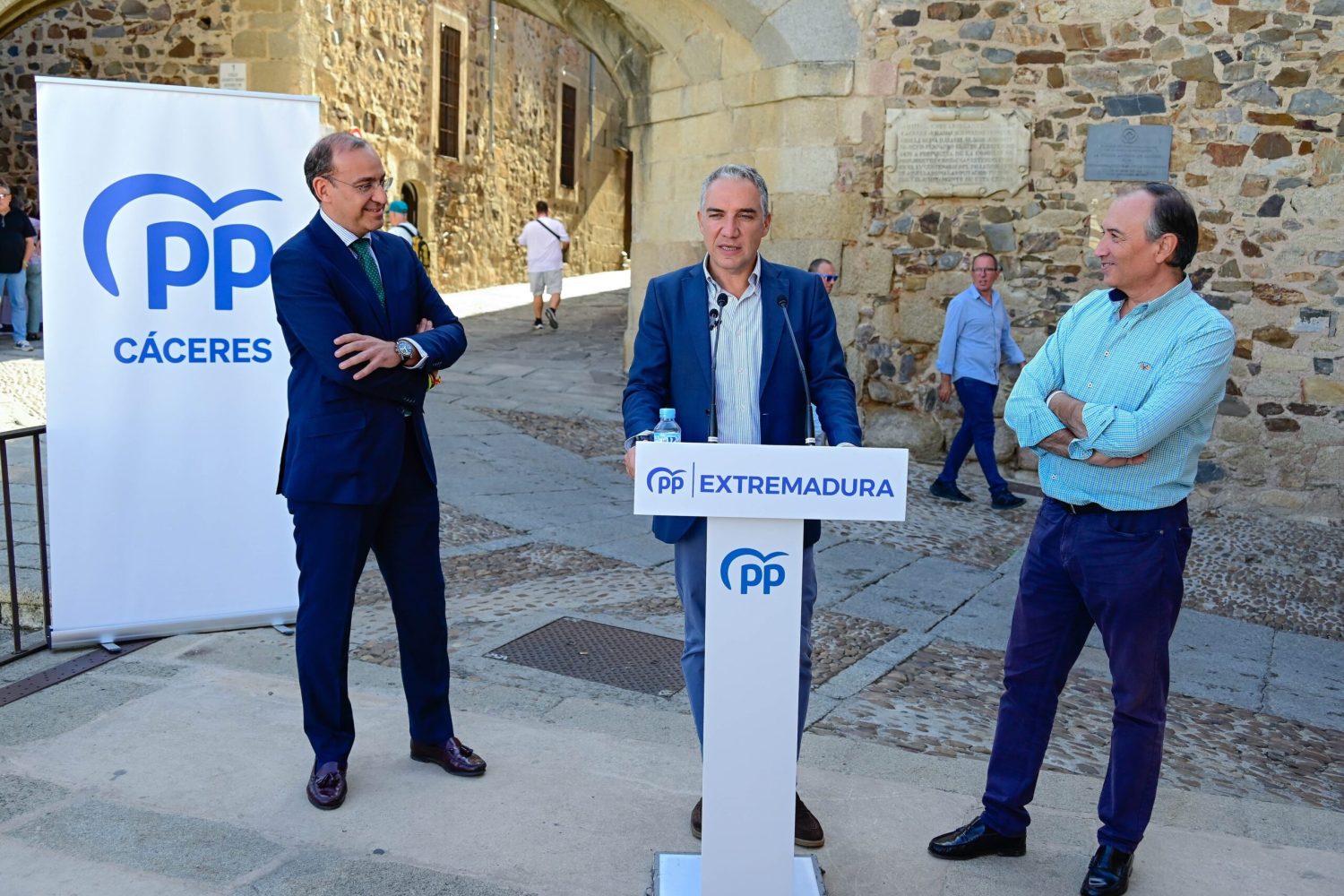 CACERES. VISITA DE ELIAS BENDODO. CON RAFA MATEOS ALCALDE. LAUREANO LEON PRESICENTE PROVINCIAL. Y JUAN LUIS RODRIGUEZ DIPUTADO. RUEDA DE PRENSA Y PASEO POR LA PARTE ANTIGUA