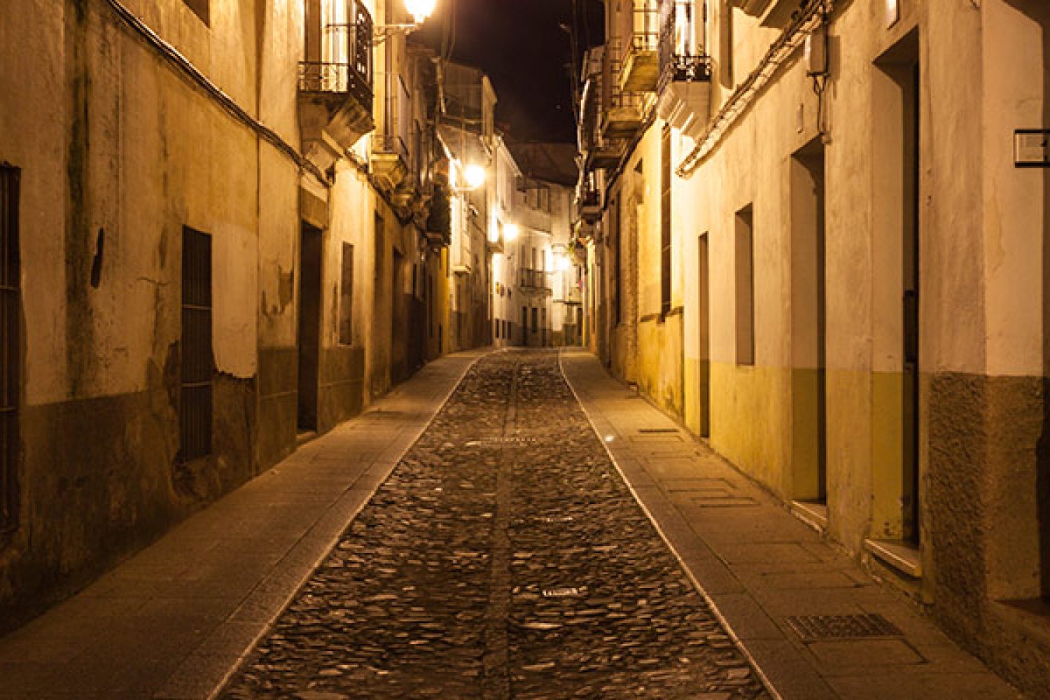 Cáceres-de-noche