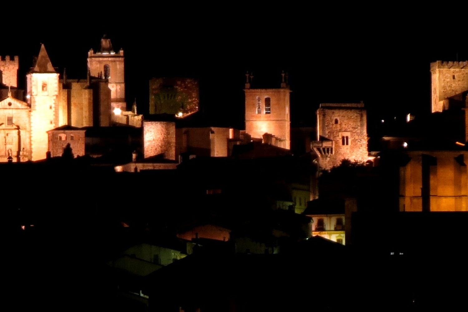 Cáceres de noche