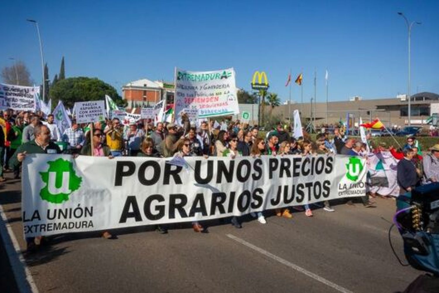 Centenares-agricultores-marchan-Merida-reclamar_EDIIMA20200221_0281_19