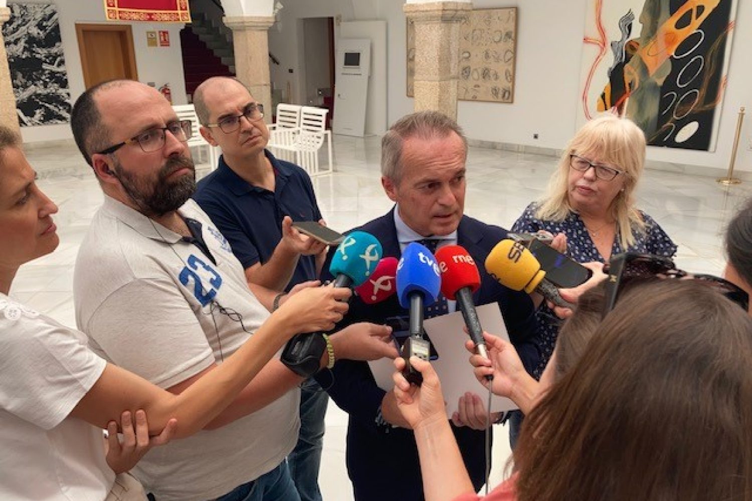 Consejero con prensa