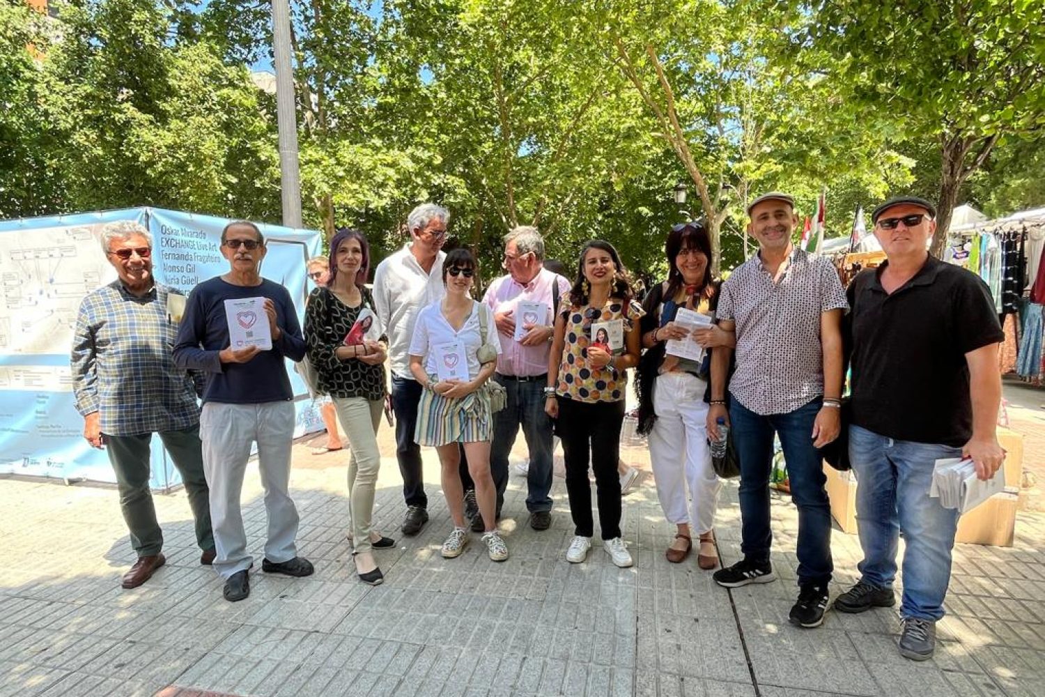 Consuelo López e Irene de Miguel en Cánovas antes del reparto de los folletos informativos