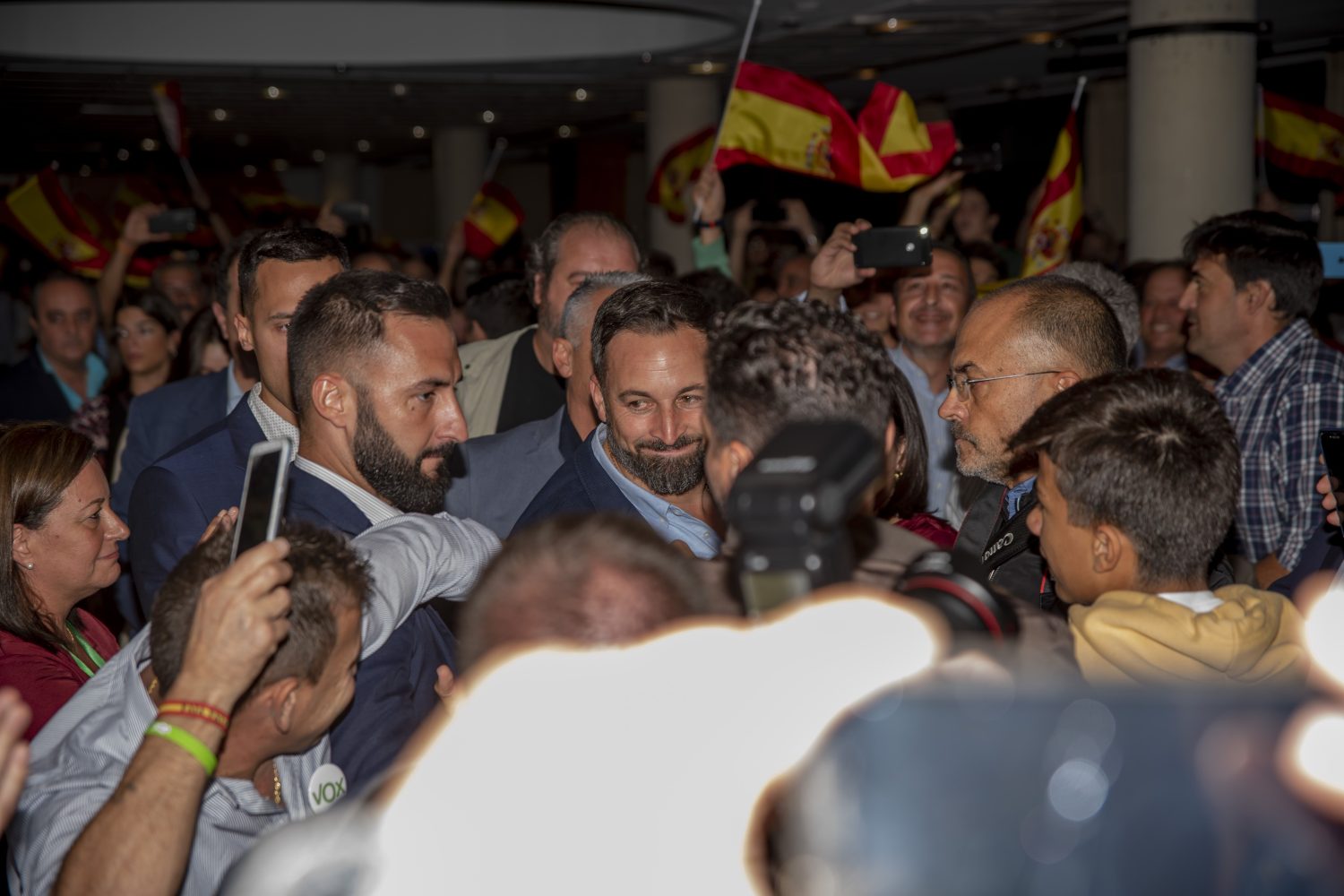 Santiago Abascal, en olor de multitud, en Cáceres. Im: DEx.