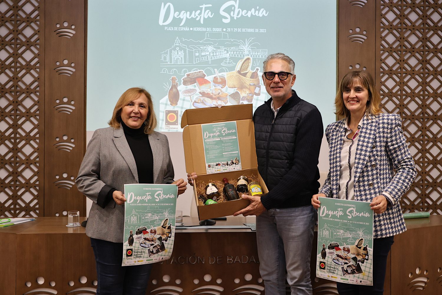 Presentación de ‘Degusta Siberia’, muestra gastronómica de la comarca que tendrá lugar en Herrera del Duque los días 28 y 29 de octubre.

Intervienen Saturnino Alcázar, diputado delegado de Tecnología y Digitalización de la Diputación de Badajoz; Rosa Mª Araújo, presidenta del CEDER La Siberia; y Angela Cabanillas, vicepresidenta Asociación Productores de La Siberia. 

  Fotografo. Santiago Rodriguez Casado
Gabinete de prensa de Diputación de Badajoz