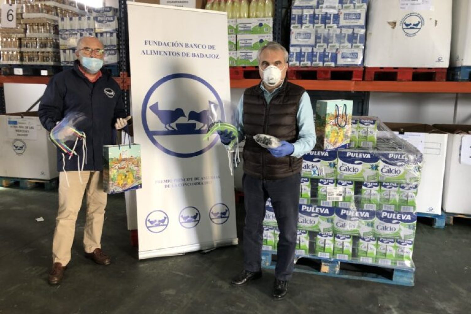 Donacion Ayto Mascarillas y leche-768x576