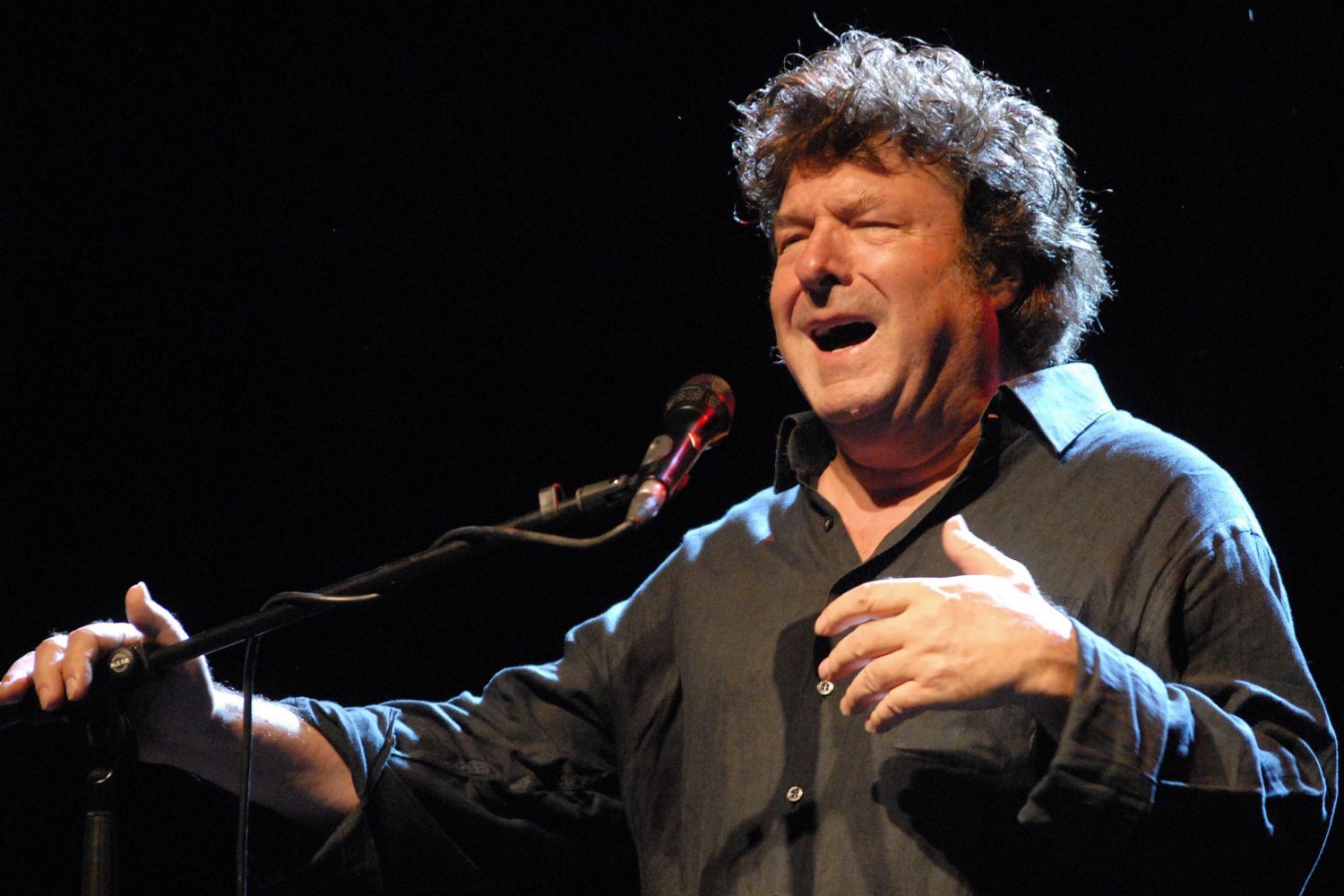 enrique morente, durante su actuacion en badason