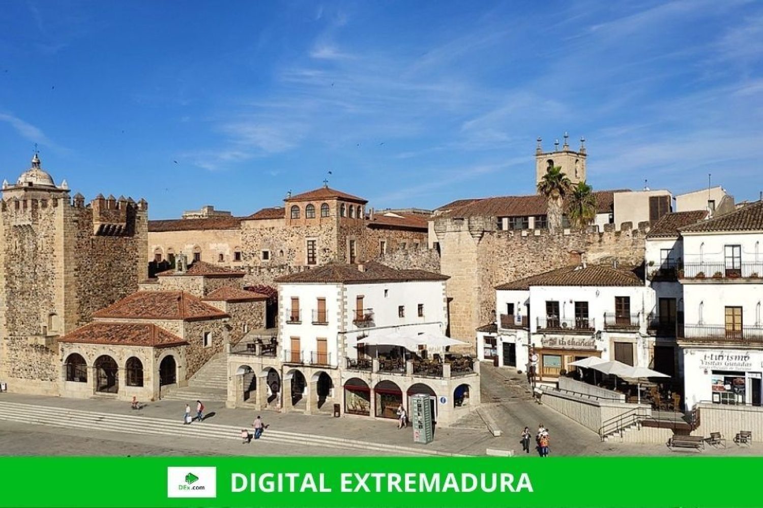 El Ayuntamiento de Cáceres y la Universidad de Extremadura acuerdan retrasar la entrada a tres facultades para evitar las aglomeraciones en las paradas del autobús