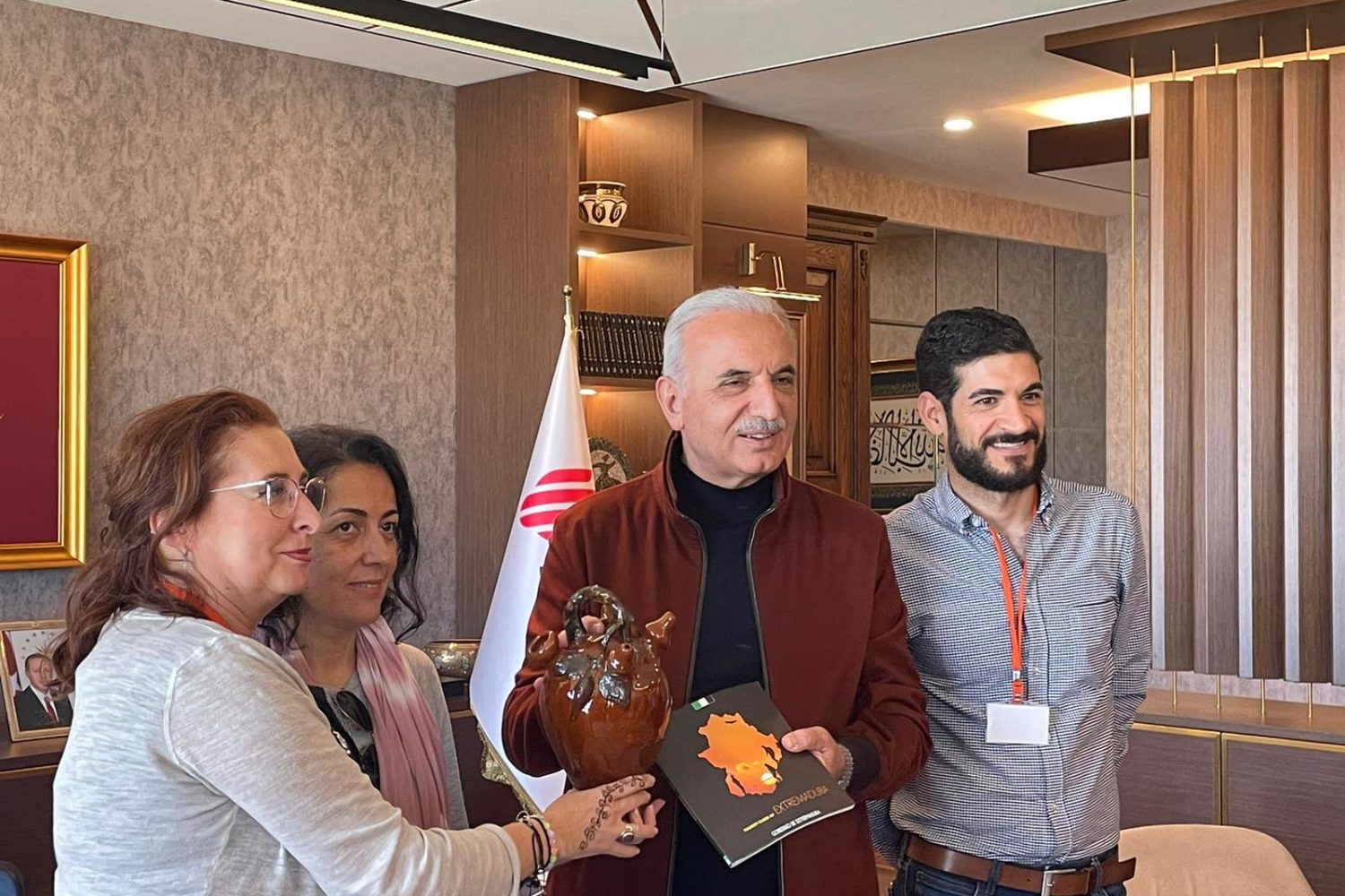 Entrega del Botijo y folletos al alcalde turco