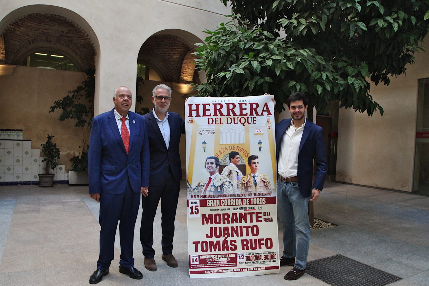 Saturnino Alcázar Vaquerizo, alcalde de Herrera del Duque y diputado provincial del OAR; Ramón Ropero Mancera, vicepresidente tercero y diputado provincial de Cooperación Internacional y Tauromaquia de la Diputación de Badajoz; y el matador de toros Juan Silva ‘Juanito’, han presentado la Feria Taurina de Herrera del Duque 2022 que se celebrará el 15 de agosto. Da la causalidad de que coincide con el 75 aniversario del coso taurino de la localidad. Por ello, ha destacado Alcázar el carácter especial de la corrida para los diestros Morante de la Puebla, Juanito y Tomás Rufo.

Diputacion de Badajoz ,Fotografo Santiago Rodriguez Casado