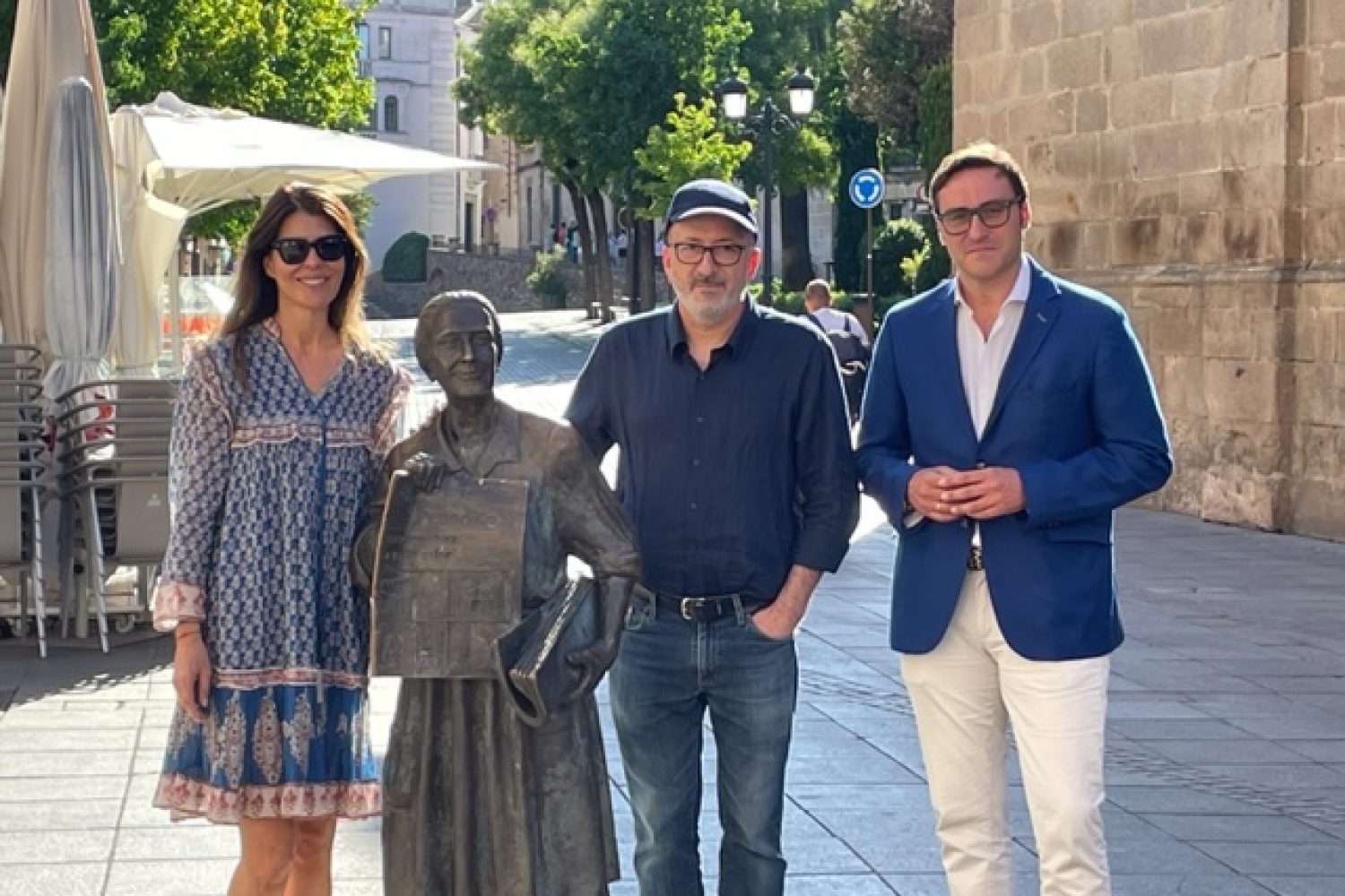 FOTO CONCEJAL DE CULTURA, JORGE LORENZO, JUNTO AL ESCULTOR José Antonio Calderón_ y María Acedo, de Prensa Ibérica,