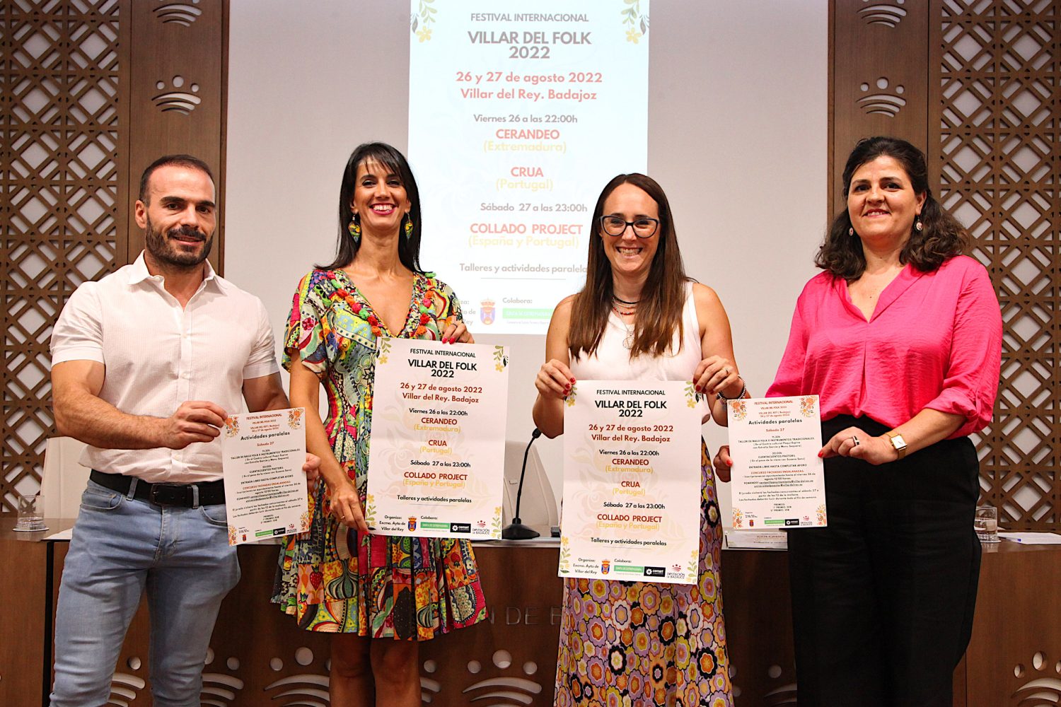 Presentación del Festival Villar del Folk

ASISTENTES: Dolores María Enrique, diputada provincial; Miriam García Cabezas, secretaria general de Cultura; Moisés García, alcalde de Villar del Rey; y Estrella García, gestora cultural de la Universidad Popular 
Fotografo. Santiago Rodriguez Casado
Gabinete de prensa de Diputación de Badajoz