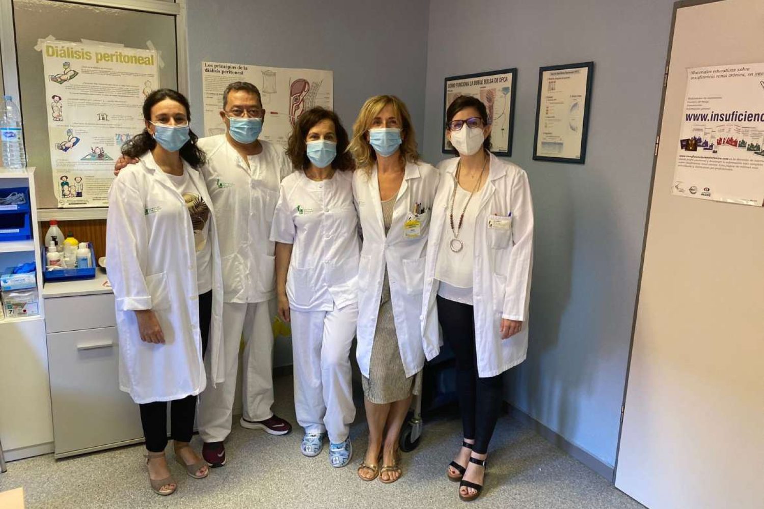 (En la foto, de izquierda a derecha, María del Carmen Nacarino, Fidel Fernández, Mar Bernal, Sandra Gallego y Silvia González, que forman el equipo de diálisis domiciliaria del Área de Salud de Cáceres.)