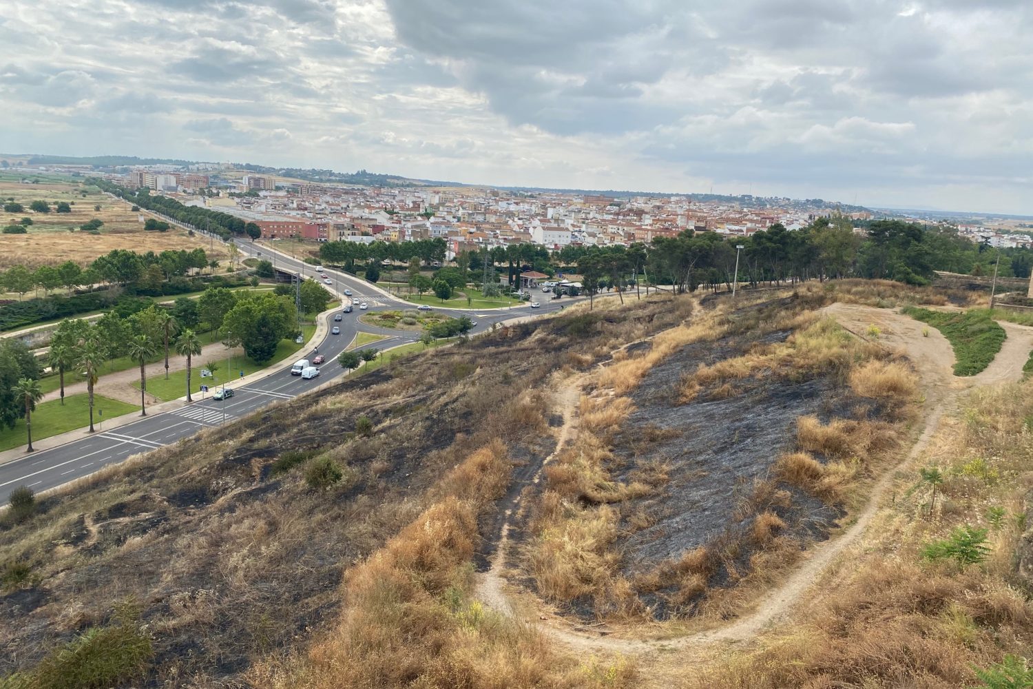 Ladera Alcazaba de Badajoz, tras incendio de ayer