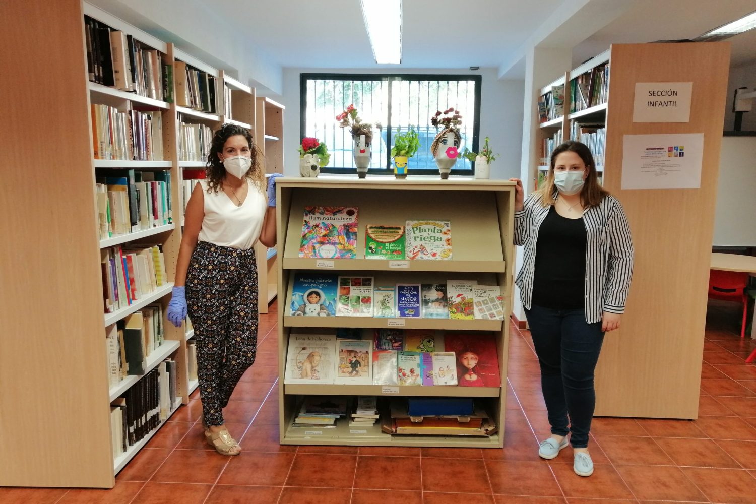 Las bibliotecarias, Esther Cordero y Noelia Bello. Arroyo de la Luz.