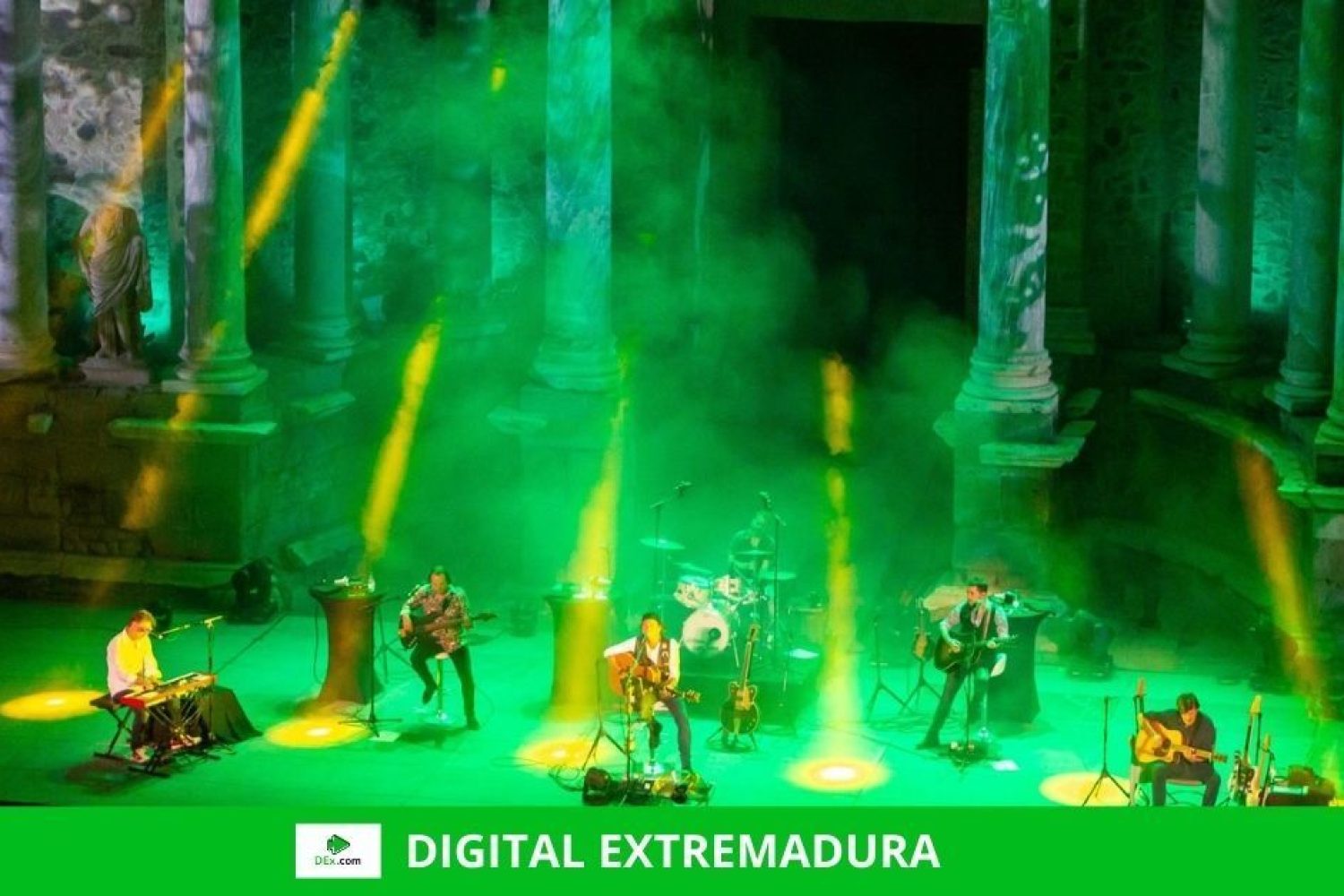 Los Secretos y su nostalgia de 40 años envolvieron de recuerdos y buena música el ambiente en el Teatro romano emeritense