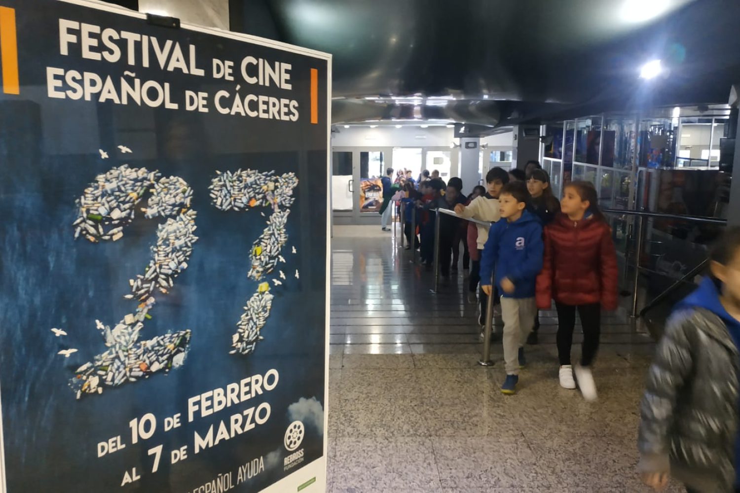 Los escolares entrando esta mañana en Multicines Cáceres.
