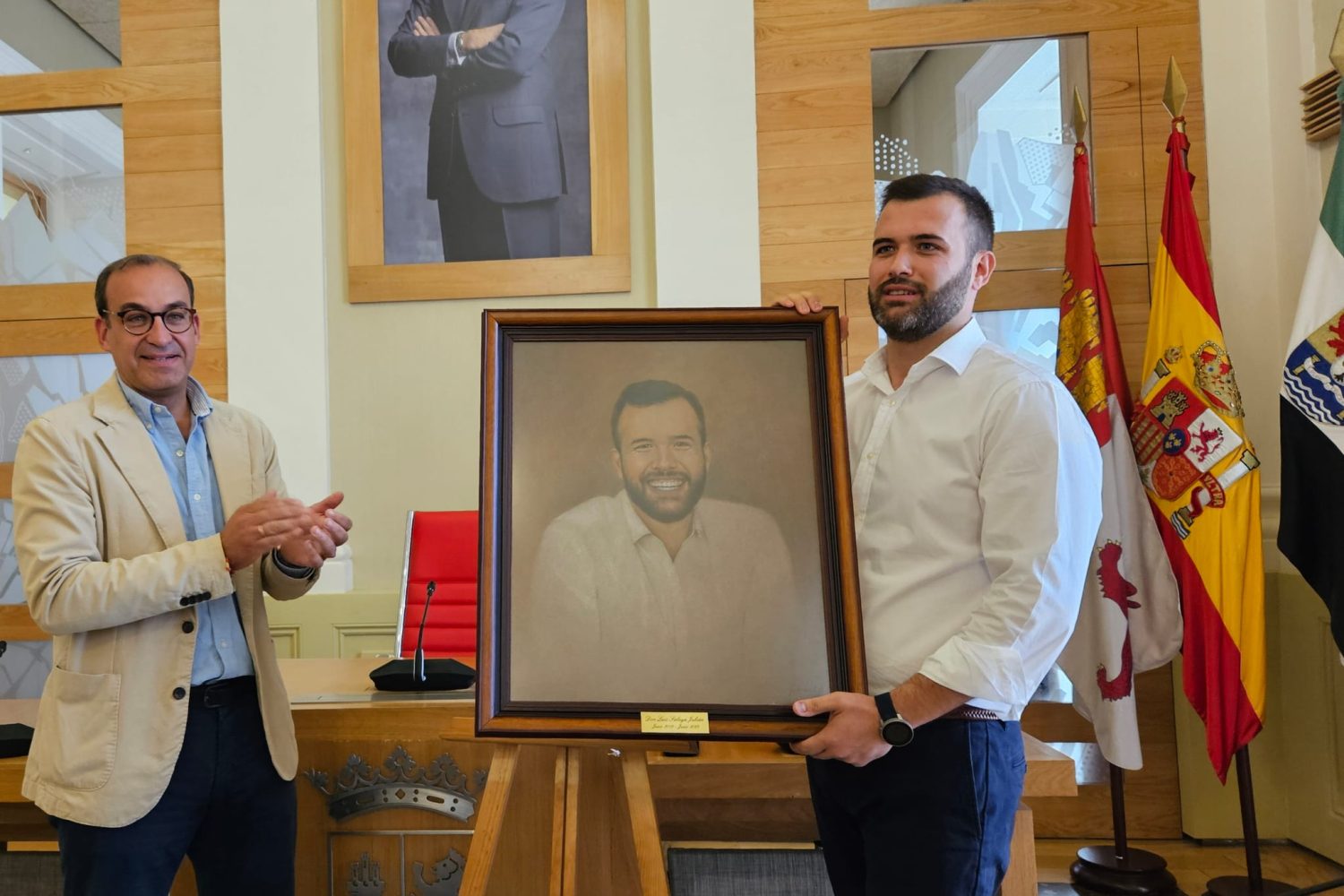 Luis Salaya mostrando su retrato como alcalde junto a Rafa Mateos