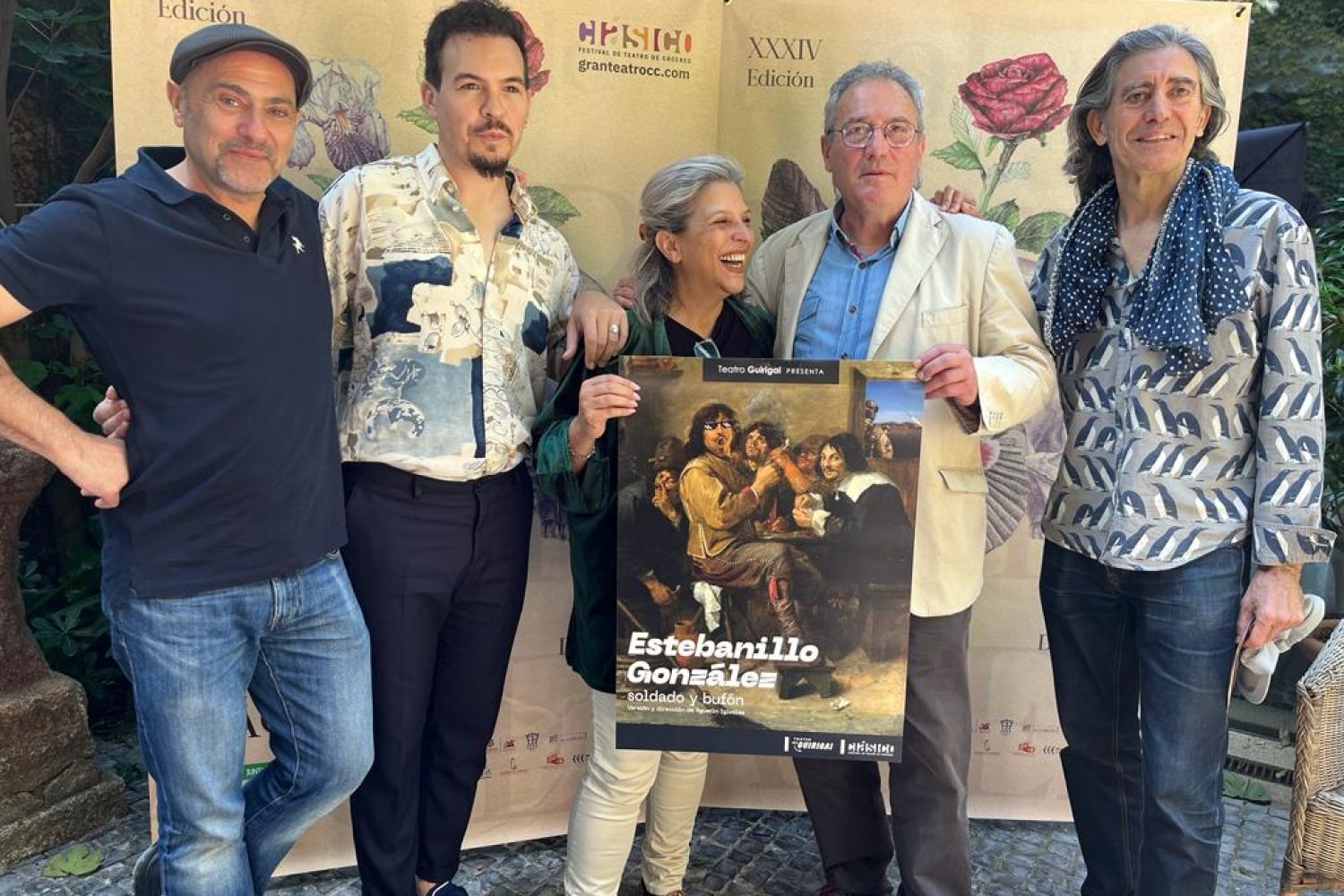 Miembros de la compañía de Teatro Guirigai junto a la directora del festival esta mañana