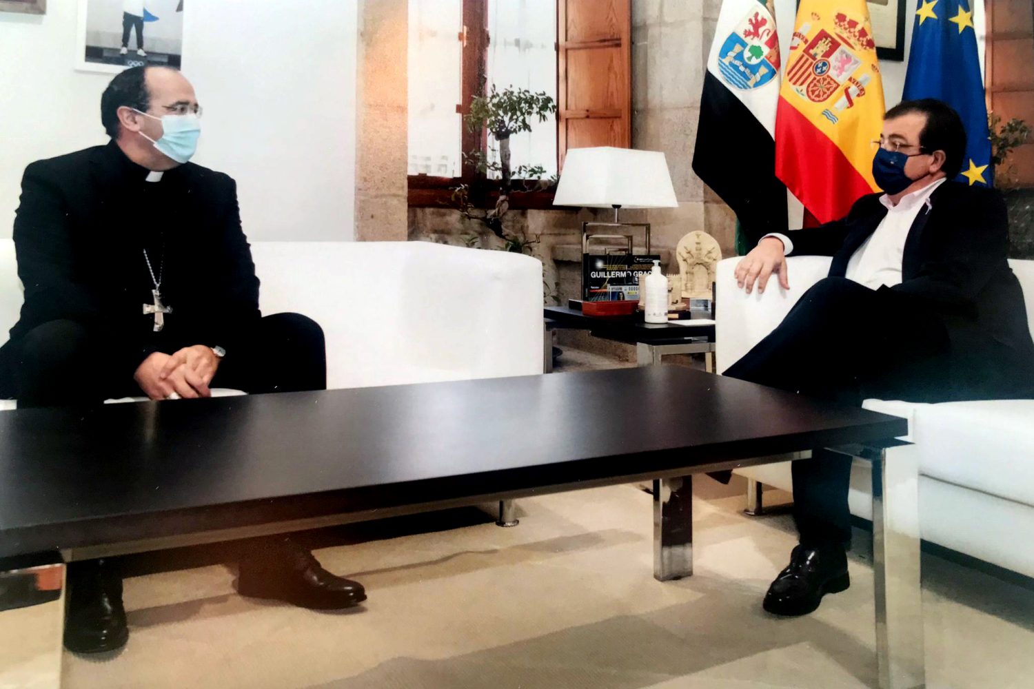 Mons. Jesús Pulido Arriero con el presidente de la Juna de Extremadura