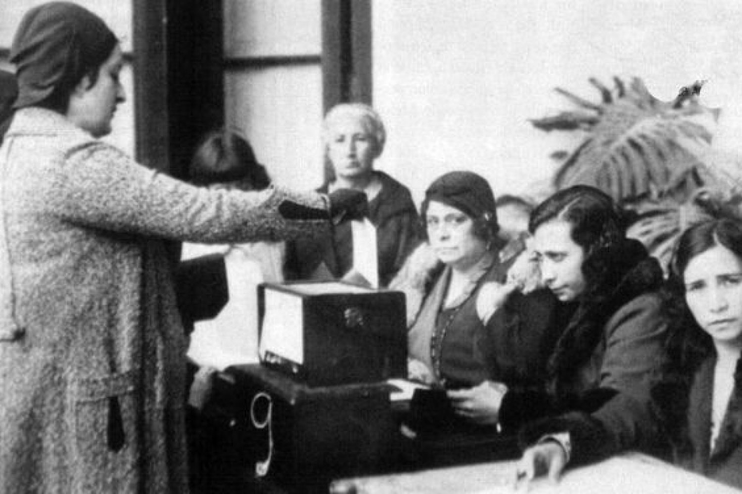 Mujer votando por primera vez en 1933.