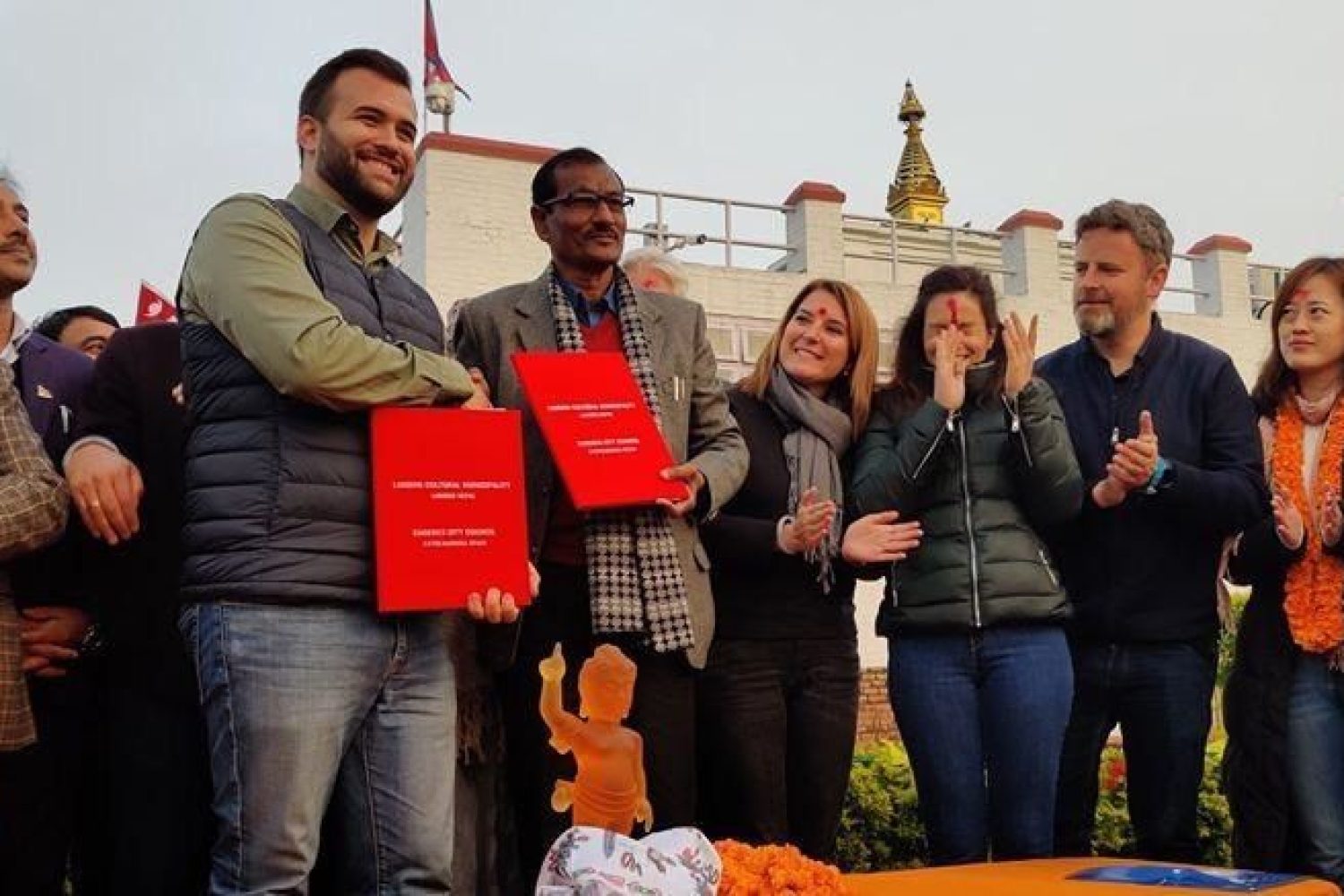 la delegación cacereña y los rerpesentantes nepalíes en imagen. Cedida.