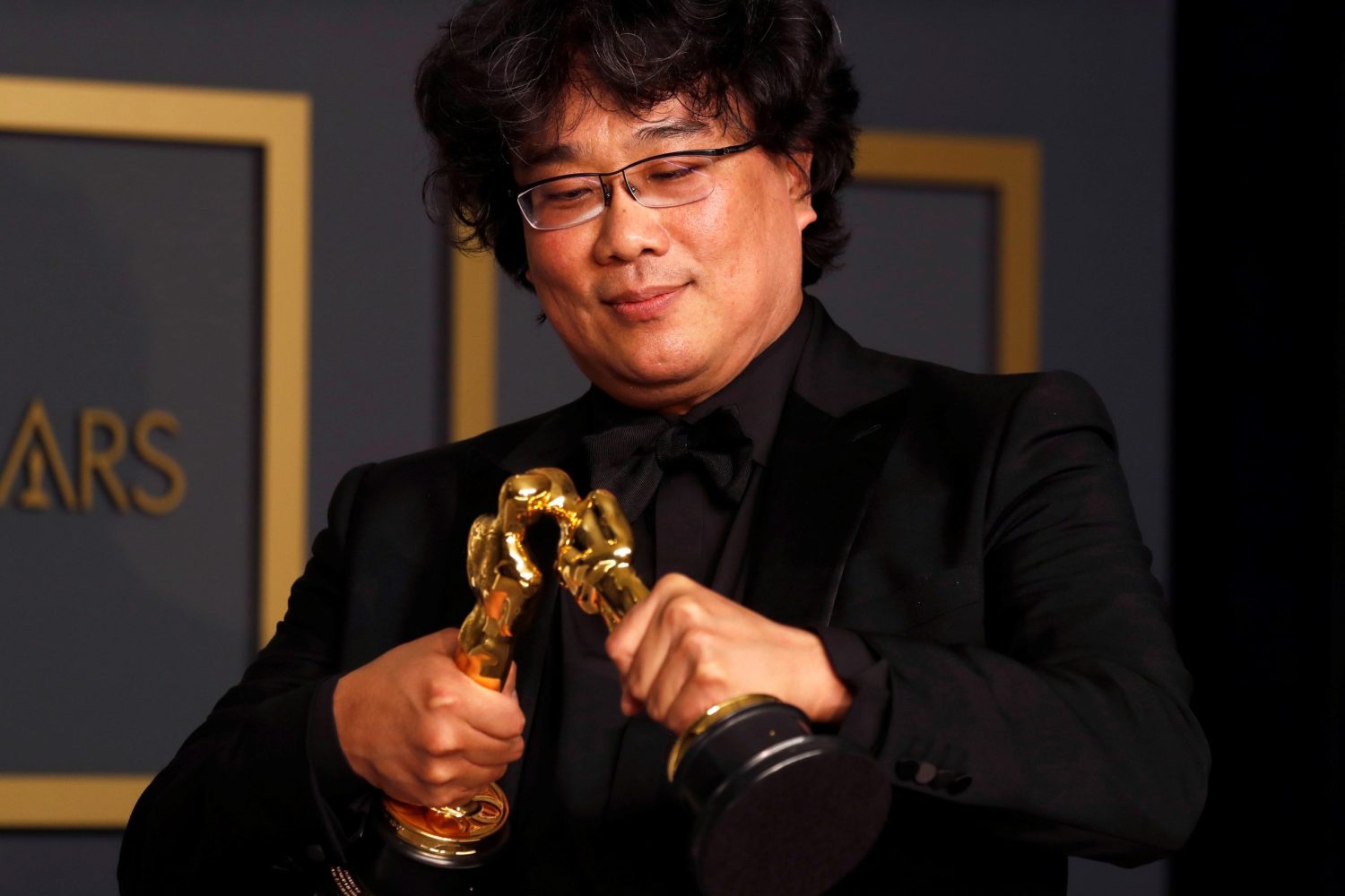 Hollywood (United States), 10/02/2020.- Bong Joon Ho poses in the press room with the Oscar for Best Directing and Best International Feature Film for 'Parasite' during the 92nd annual Academy Awards ceremony at the Dolby Theatre in Hollywood, California, USA, 09 February 2020. The Oscars are presented for outstanding individual or collective efforts in filmmaking in 24 categories. (Estados Unidos) EFE/EPA/DAVID SWANSON